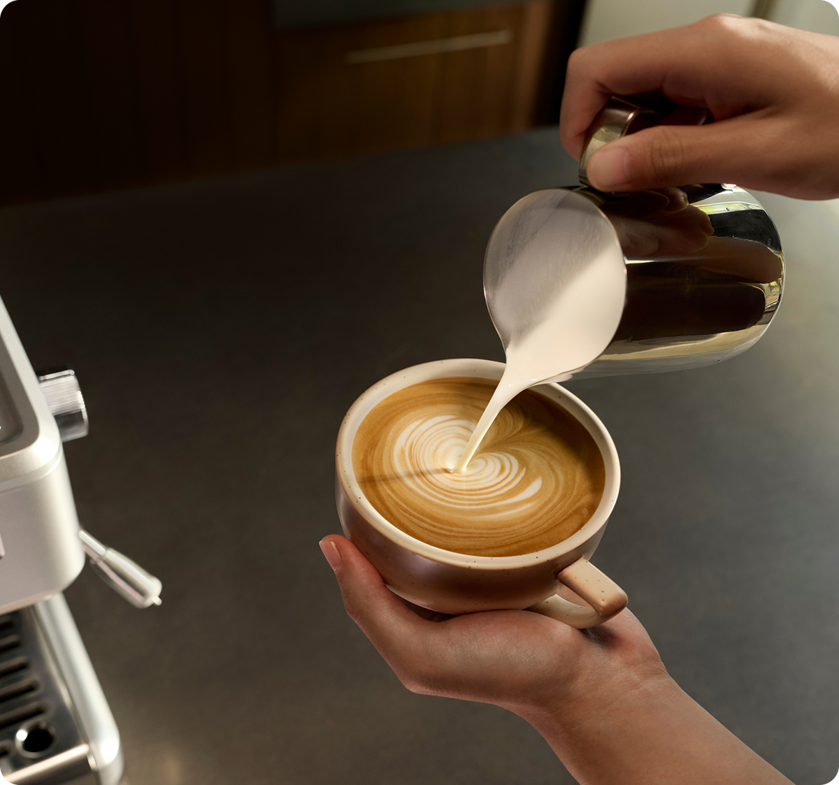 Auto Milk Frothing
Simple with dedicated milk jug & cup base
Even if you’re new to milk frothing, now you can handle it